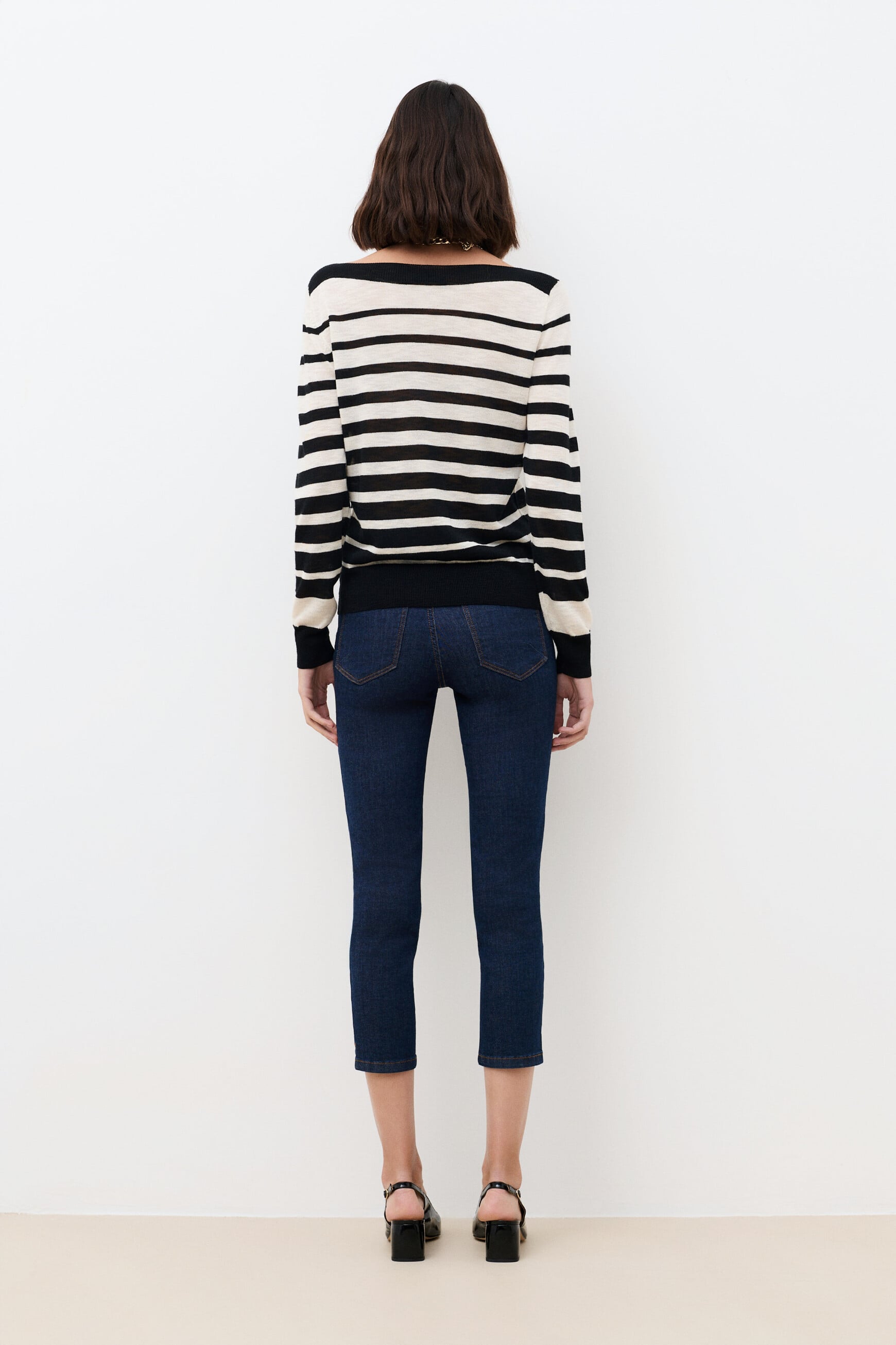 Mwallis sweater black woman